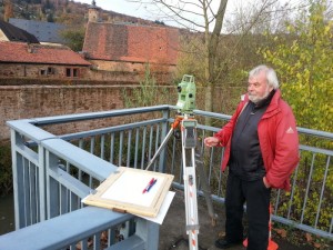 Frank Zschieschang misst mit dem Theodolit.