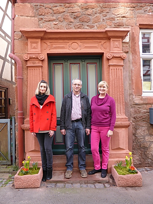 Adelheid Scherp-Korzeniewsky und ihre Tochter Nora mit Bürgerforums-Chef Hubertus Protz vor dem sanierten Portal